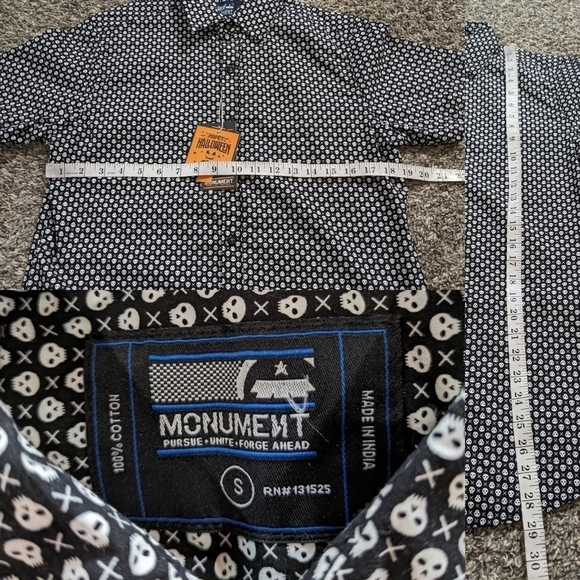 ✨3/$15 NWT Monument black white Halloween skull short sleeve button up S - Picture 7 of 8